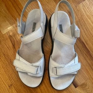 Easy spirit sandals - white leather size 8.5